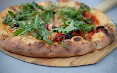 Jak zrobić cienkie ciasto na pizzę? Odkryj przepis mistrza!