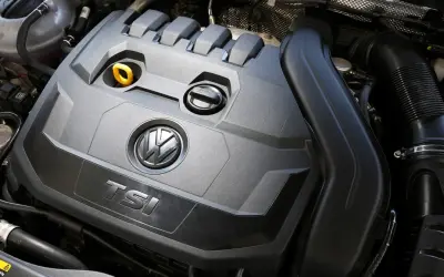 Silnik 1.5 TSI Volkswagena z widocznym logo i oznaczeniem TSI.