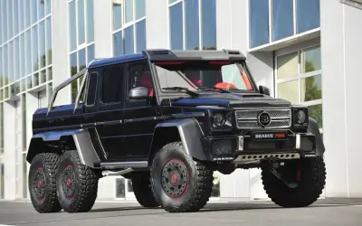 Czarny, potężny Mercedes 6x6 z czerwonym wnętrzem, gotowy na każde wyzwanie.