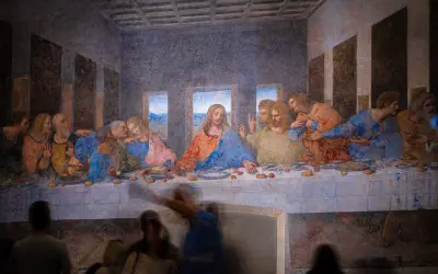 Leonardo da Vinci's "Ostatnia Wieczerza" - Jezus pośród apostołów przy stole, w tle krajobraz.