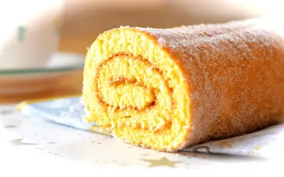 En saftig rulltårta med sockerströssel, perfekt för ett enkelt rulltårta recept.