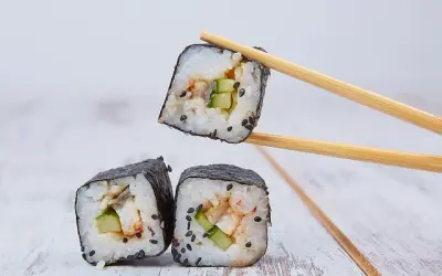 Ile kalorii ma rolka sushi? Zaskakujące różnice w kaloryczności