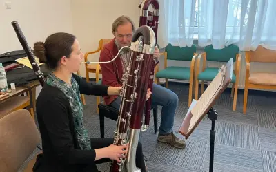 Kobieta i mężczyzna ćwiczą grę na fagotach, instrumentach muzycznych.