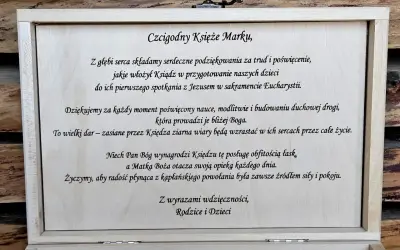 Drewniana skrzynka z tekstem podziękowania dla księdza Marka za trud w przygotowaniu dzieci do I Komunii Świętej.