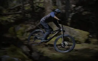 Ciclista in azione su una mountain bike, perfetta per la tua guida all'acquisto.