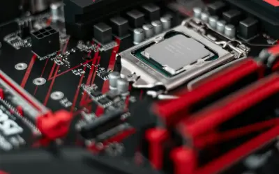 Zbliżenie na procesor Intel Core i5 zamontowany na czerwono-czarnej płycie głównej.