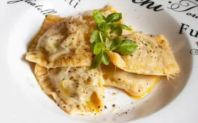 Frische Ravioli mit Parmesan und Basilikum, ein köstliches ravioli-teig rezept italienisch.