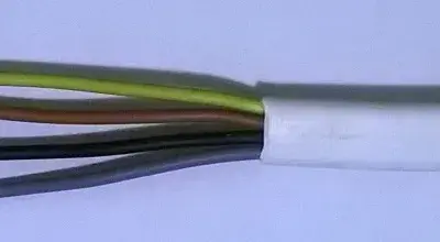 Brązowy kabel to plus czy minus? Kluczowe informacje o kolorach kabli