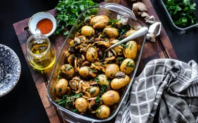 Herzhafte Kartoffel-Pilz-Pfanne, ein köstliches Gericht, das sich perfekt für einfache rezepte mit pilzen und kartoffeln eignet. Mit frischer Petersilie garniert.