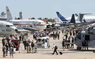 Besucher bestaunen Flugzeuge bei einer Flugshow in Berlin. Ein Airbus und eine Maschine der Bundesrepublik Deutschland sind zu sehen.