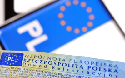 Dowód rejestracyjny z symbolem Unii Europejskiej i napisem "PL". Dokument potwierdza polską rejestrację pojazdu.