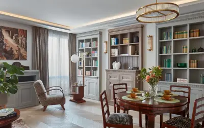 Elegancki salon z biblioteczkami, jadalnią i wygodnym fotelem. Klasyczny styl dekoracji wnętrz.