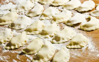 Gotowe do gotowania pierogi z serem, jak z przepisu na pierogi z serem Magdy Gessler. Idealne na rodzinny obiad.