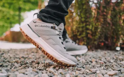 Szare buty Columbia, idealne na wędrówki po pustyni, z charakterystyczną podeszwą i logo marki.