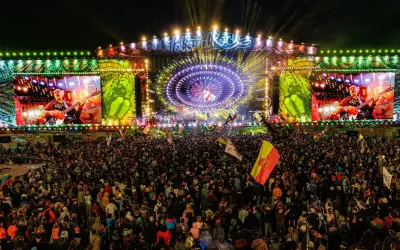 Ogromny tłum na koncercie, wielkie ekrany pokazujące gitarzystę. To musi być Poland Rock 2026!