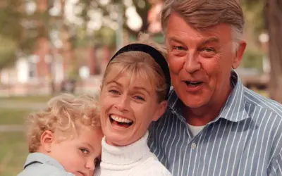 Glad familj med ett barn, en kvinna och en man. Kanske är det Felix Taube med sin familj.