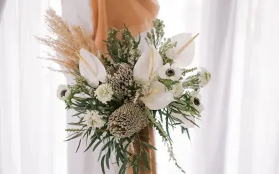 Piękny bukiet ślubny z kaliami, anemonami i trawami. Idealne kwiaty do bukietu ślubnego w stylu boho.