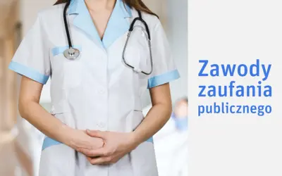 Osoba w białym fartuchu z niebieskimi wykończeniami, ze stetoskopem na szyi, symbolizuje zawód zaufania publicznego.