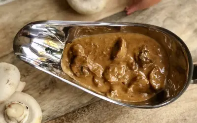 Krämig champinjonsås i serveringskanna, redo att serveras till din middag. Ett enkelt champinjonsås recept som lyfter vilken rätt som helst.