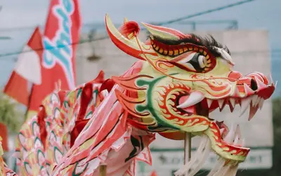 Dragón colorido en celebración del año nuevo chino en Zaragoza.