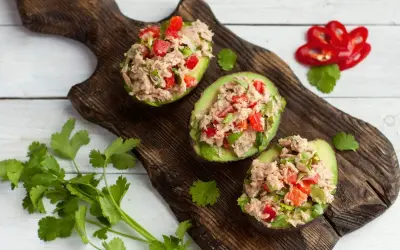 Avocado ripieni di tonno e verdure, un'idea fresca per le tue ricette con avocado.
