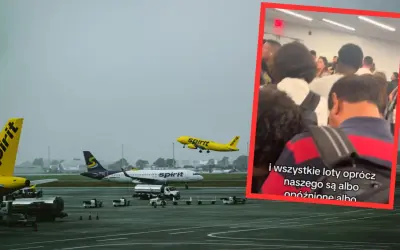 Spirit Airlines, znane jako najgorsze linie lotnicze, na lotnisku. Samoloty na płycie i w powietrzu. W tle tłum pasażerów.