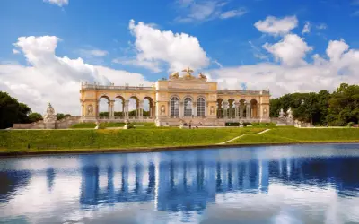 Pałac Schönbrunn, idealne miejsce na spacer. Bilety do pałacu Schönbrunn warto kupić online, by uniknąć kolejek.
