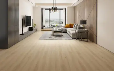 Amplio salón moderno con suelo laminado spc de madera clara, sofá gris, mesa de centro y gran ventanal.