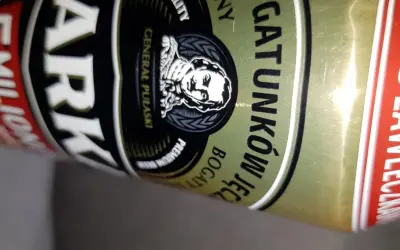 Puszka piwa Warka Strong z wizerunkiem generała Pułaskiego i napisem "Gatunkowy".