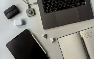 Staż pracy umowa zlecenie: laptop, tablet, słuchawki i notatnik z listą zadań.