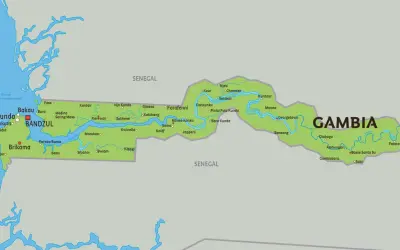 Mapa Gambii z zaznaczonymi miastami i rzeką. W regionie prowadzone są kampanie gambia szczepienia.