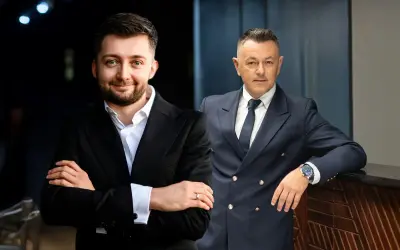 Dwóch mężczyzn w garniturach, dyskutujących w co zainwestować 50 tys.
