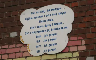 Julian Tuwim Lokomotywa tekst do druku. Wiersz o parowej lokomotywie, która stoi na stacji i sapie.