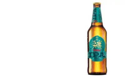 Chłodne piwo Żywiec IPA z kroplami rosy na butelce. Etykieta w kolorze turkusowym z tańczącymi postaciami i koroną.