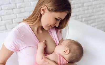 En mamma ammar sin 1 månaders bebis. Hur ofta amma 1 månaders bebis är en vanlig fråga, men varje bebis är unik.
