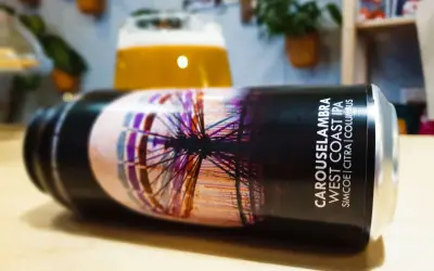 Puszka piwa IPA "Carouselambra West Coast IPA" z motywem karuzeli. IPA to styl piwa, co to znaczy?
