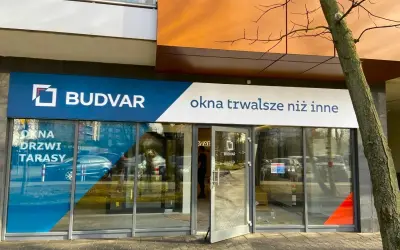 Salon okien i drzwi Budvar z napisem "Okna trwalsze niż inne".