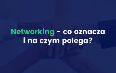 Dłonie splecione w geście współpracy. Napis: "Networking – co oznacza i na czym polega?".
