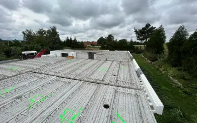 Gotowy do zalania strop filigran, z zielonymi oznaczeniami i elementami szalunku traconego.