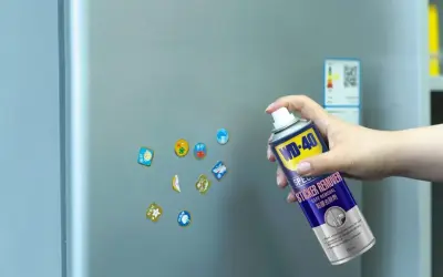Jak usunąć naklejkę z szyby? Spray WD-40 Sticker Remover pomoże pozbyć się uporczywych naklejek z lodówki.