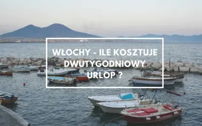 Włochy - ile kosztuje dwutygodniowy urlop? Widok na zatokę z łodziami i wulkanem w tle.