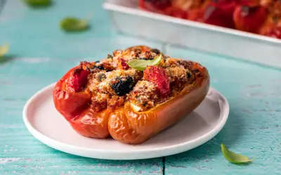 Peperoni ripieni di tonno alla pugliese, un piatto saporito con pomodorini, olive e pangrattato croccante.