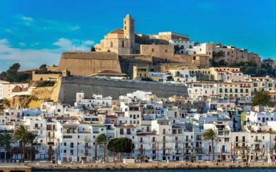Ibiza pogoda idealna na zwiedzanie Dalt Vila. Białe domy, błękitne niebo i morze tworzą malowniczy widok.