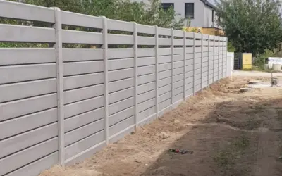 Nowy, nowoczesny ogrodzenie systemowe betonowe tworzy solidną barierę.