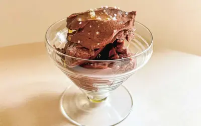 Glace au chocolat intense, parsemée de sel de mer et d'un filet d'huile dorée. Une délicieuse ganache coco pour un plaisir gourmand.
