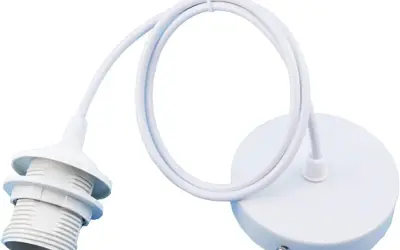 Biały zestaw akcesoriów do żyrandoli: oprawka E27, biały kabel i okrągła podsufitka.