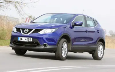 Niebieski Nissan Qashqai 2016 na drodze, z tablicą rejestracyjną 3AX 4085.