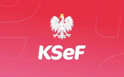Biały orzeł na czerwonym tle, logo KSeF. Dyskutuje się o ksef odroczenie.