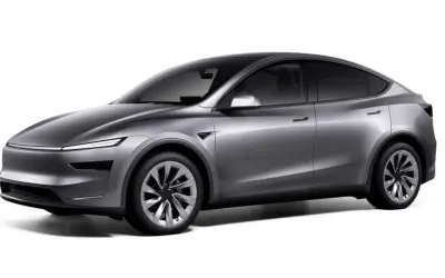 Srebrny Tesla Model Y, SUV, który zastanawiasz się, ile waży Tesla Y, prezentuje się elegancko.