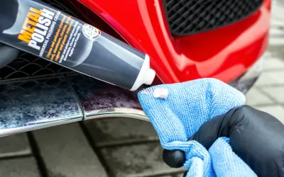 Skutki użycia agresywnej chemii na chromowanych listwach zderzaka: matowe plamy i zmatowienie. Czas na polerowanie!
